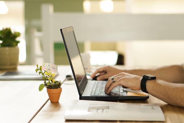 Onlinekurse Zuhause am Laptop Onlinekurse Zuhause am Laptop